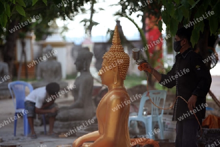 Die Goldene Buddha Produktion im Tempel Wat Sainyaphum in der Stadt Savannahet in zentral Laos an der Grenze zu Thailand in Suedostasien.