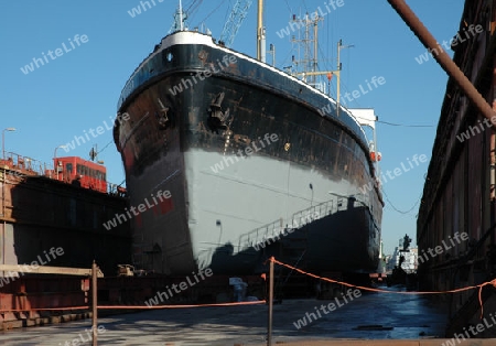 Ausgemustertes Saugbaggerschiff im Trockendock