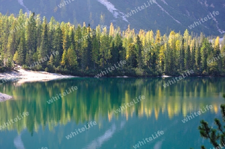 Wilder Bergsee im milden Herbst