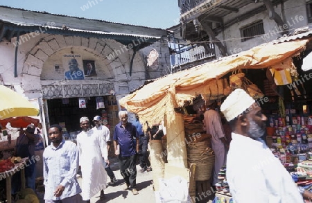 Der Gemuese und Fruechte Markt inmitten der Altstadt Stone Town der Hauptstadt Zanzibar Town auf der Insel Zanzibar welche zu Tansania gehoert.    