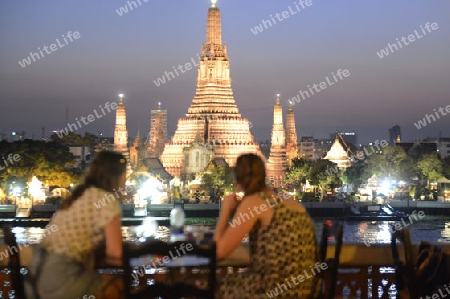 Die Tempelanlage des Wat Arun am Mae Nam Chao Phraya River in der Hauptstadt Bangkok von Thailand in Suedostasien.