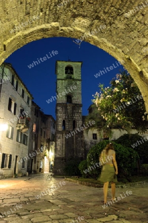 Die Altstadt von Kotor mit dem Nordtor und der Marija Koletata Kirche in der inneren Bucht von Kotor in Montenegro im Balkan am Mittelmeer in Europa.