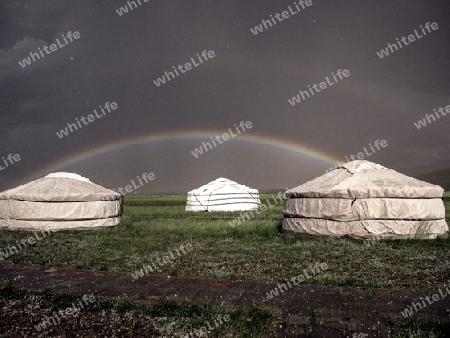 mongolei_regenbogen bei hagel ?ber jurten