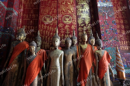 Buddhafiguren in einem der Tempel Xieng Thong in der Altstadt von Luang Prabang in Zentrallaos von Laos in Suedostasien.