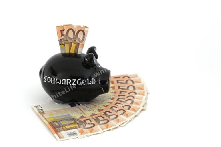 Sparschwein mit der Aufschrift " Schwarzgeld" und diversen 50 Euro Banknoten