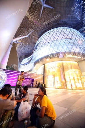 Der Eingang zum ION Orchard Einkaufszentrum an der Orchard Road in Singapur im Inselstaat Singapur in Asien. 