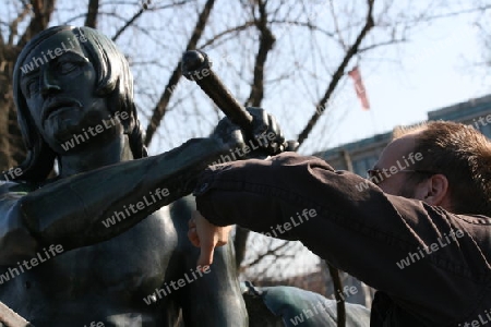 Zweikampf Mensch mit Reiterstatue