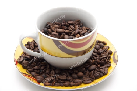 Ganze Kaffeebohnen in Tasse