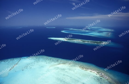 
Eine Luftaufname der Inselwelt mit der Insel Helengeli im Northmale  Atoll auf den Inseln der Malediven im Indischen Ozean.   