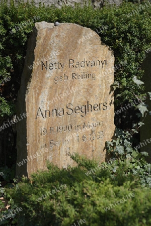 Ehrengrab der Schriftstellerin Anna Seghers ,  buergerlich Netty Radv?nyi, gebuertig Reiling, Dorotheenstaedtischer Friedhof, Berlin Mitte, Deutschland, Europa