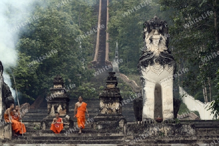 Der untere Teil des Tempel Wat Phra That Doi Kong Mu ueber dem Dorf Mae Hong Son im norden von Thailand in Suedostasien.