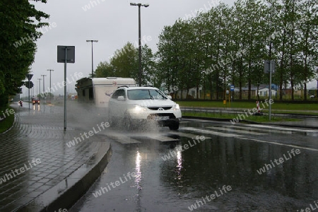 Wohnwagengespann im Regen