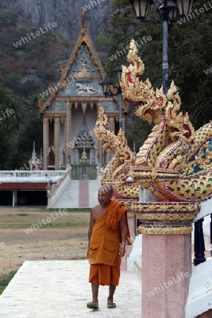 Ein Tempel in der Felsen Landschaft des Khao Sam Roi Yot Nationalpark am Golf von Thailand im Suedwesten von Thailand in Suedostasien.