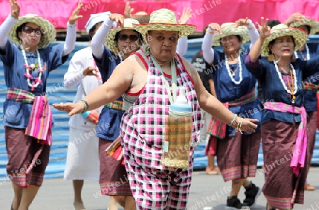 Eine traditionelle Tanz Gruppe zeigt sich an der Festparade beim Bun Bang Fai oder Rocket Festival in Yasothon im Isan im Nordosten von Thailand. 