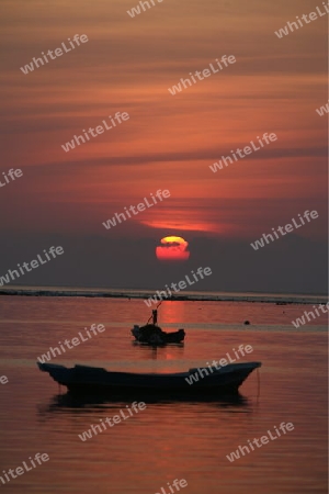 Die Kueste mit Booten in der Seegrass Plantage auf der Insel Nusa Lembongan der Nachbarinsel von Bali, Indonesien.