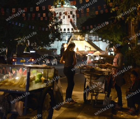 Eine Strassenkueche beim Fort Phra Sumen am Santichaiprakan Park in Banglamphu in der Hauptstadt Bangkok von Thailand in Suedostasien.