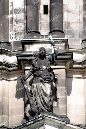 statue auf berliner dom