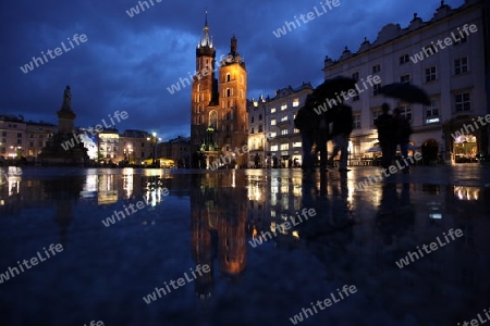 Der Rynek Glowny Platz mit der Marienkirche in der Altstadt von Krakau im sueden von Polen. 