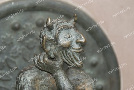 Teufelsfigur, aus Bronze, in einer Detailaufnahme