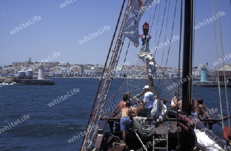 Afrika, Tunesien, Mahdia
Ein Touristen Tour Segelschiff in der Bucht der Kuestenstadt Mahdia in Central Tunesien. (URS FLUEELER)










