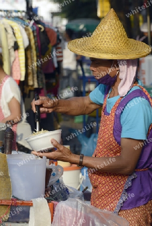 Ein Marktstand beim Strassenmarkt bei einem Fest beim Santichaiprakan Park am Mae Nam Chao Phraya in der Hauptstadt Bangkok von Thailand in Suedostasien.