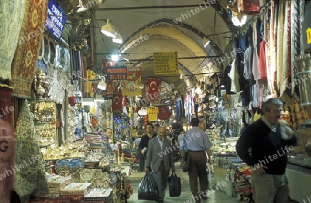 Der Souq, Bazaar oder Markt von Kapali Carsi im Stadtteil Sultanahmet in Istanbul in der Tuerkey.