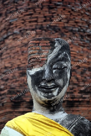 Eine Buddha Figur in einem Tempel in der Tempelstadt Ayutthaya noerdlich von Bangkok in Thailand