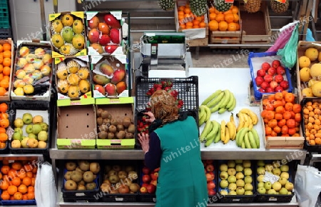 Der Fruechte und Gemuesemarkt in der Markthalle Mercado dd Ribeira in der Innenstadt der Hauptstadt Lissabon in Portugal.  