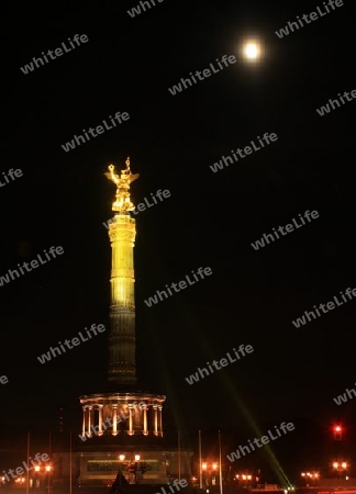 angestrahlte berliner siegess?ule bei nacht