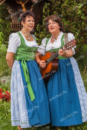 Zwei weibliche bayerische S?ngerinnen im Dirndl