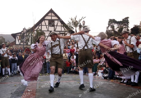 Amerika, Suedamerika, Venezuela, Deutsche Kolonie, Colonia Tovar, Bergdorf,  Das traditionelle Patronsfest des Heiligen Martin am Martinstag 11.November 2008 mit Deutschen Folkstaenzen und Deutschen Trachten im Bergdorf Colonia Tovar der ehemaligen