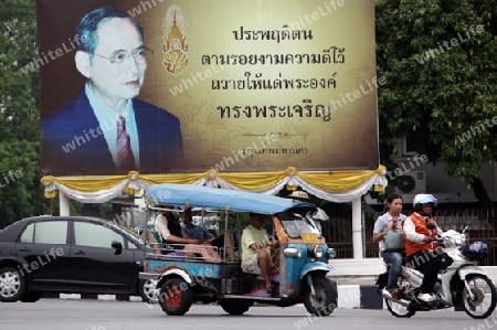 Ein Plakat des Thailaendischen Koenig Bhumibol im Zentrum von Bangkok der Hauptstadt von Thailand in Suedostasien.  (KEYSTONE/Urs Flueeler)