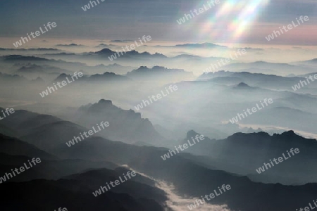 Die Landschaft in der Bergregion beim Dorf Kasi an der Nationalstrasse 13 zwischen Vang Vieng und Luang Prabang in Zentrallaos von Laos in Suedostasien. 