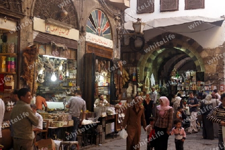 Eine Gasse mit Geschaeften im Souq in der Altstadt der Syrischen Hauptstadt Damaskus