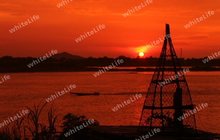 Ein Fischerkorb in der Landschaft des Grenzfluss Mekong River in Stadt Savannahet in zentral Laos an der Grenze zu Thailand in Suedostasien.