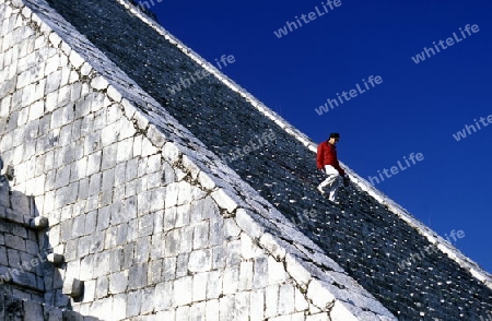 Die Pyramide der Maya Ruine von Chichen Itza im Staat Yucatan auf der Halbinsel Yuctan im sueden von Mexiko in Mittelamerika.   