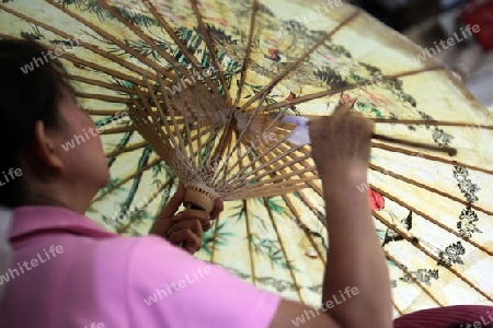 Die traditionelle Papierschirm Produktion in Chiang Mai im  Norden von Thailand