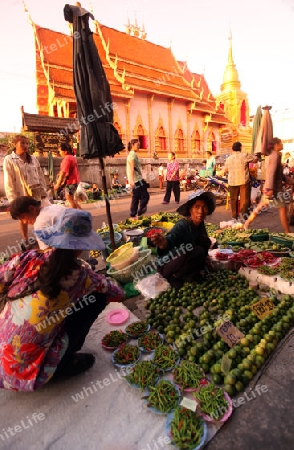 Der Markt vor dem Wat Mung Muang am Morgen in der Altstadt von Chiang Rai in der Provinz chiang Rai im Norden von Thailand in Suedostasien.