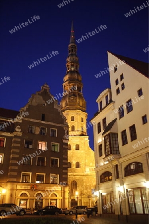 Europa, Osteuropa, Baltikum, Lettland, Riga, Hauptstadt, Altstadt, Domplatz, Dom, Kirchturm, Restaurant, Abend, 
Ein Restaurant und Bierhaus vor dem Dom am Domplatz in der Altstadt von Riga der Hauptstadt von Lettland im Baltikum und Osteuropa.   