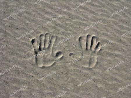 Handabdruecke am Strand