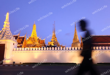 Das Tempelgelaende in der Abendstimmung mit dem Wat Phra Keo beim Koenigspalast im Historischen Zentrum der Hauptstadt Bangkok in Thailand. 