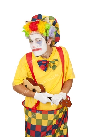 Farbenfroher Clown mit Ukulele auf weissem Hintergrund