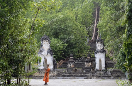 Der untere Teil des Tempel Wat Phra That Doi Kong Mu ueber dem Dorf Mae Hong Son im norden von Thailand in Suedostasien.