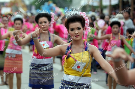 Eine traditionelle Tanz Gruppe zeigt sich an der Festparade beim Bun Bang Fai oder Rocket Festival in Yasothon im Isan im Nordosten von Thailand. 