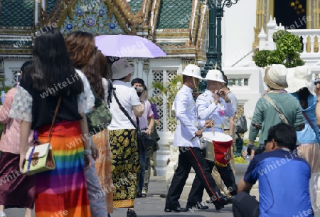 Wachmaenner vor dem Grossen Palast beim Wat Phra Kaew in der Stadt Bangkok in Thailand in Suedostasien.