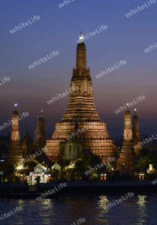 Die Tempelanlage des Wat Arun am Mae Nam Chao Phraya River in der Hauptstadt Bangkok von Thailand in Suedostasien.