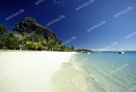 Ein Sandstrand an der Westkueste von Mauritius im Indischen Ozean. 