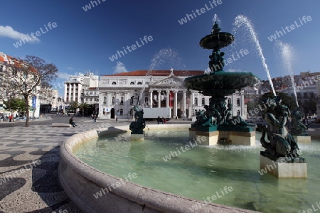 Der Platz Rossio mit dem National Theater in der Altstadt von Lissabon  in Portugal.