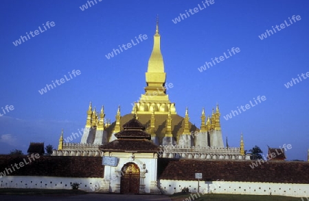 Das Wahrzeichen That Luang in der Hauptstadt Vientiane in Laos in Suedost Asien.