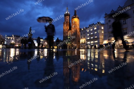 Der Rynek Glowny Platz mit der Marienkirche in der Altstadt von Krakau im sueden von Polen.